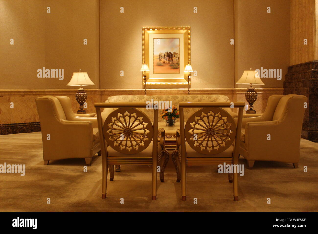 Decorazioni e arredi all'interno di Emirates Palace, Abu Dhabi, Emirati arabi uniti Foto Stock