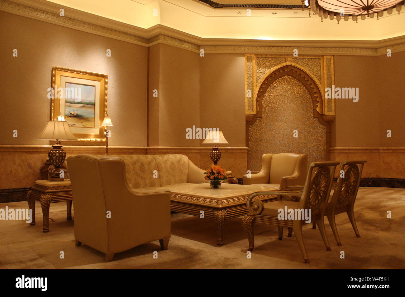 Decorazioni e arredi all'interno di Emirates Palace, Abu Dhabi, Emirati arabi uniti Foto Stock
