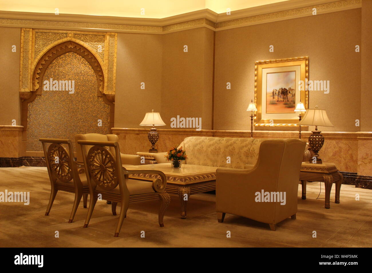 Decorazioni e arredi all'interno di Emirates Palace, Abu Dhabi, Emirati arabi uniti Foto Stock