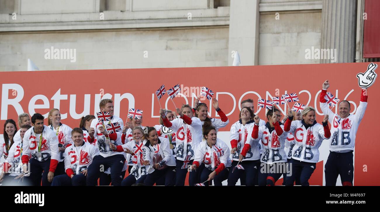 (190723) -- PECHINO, luglio 23, 2019 (Xinhua) -- atleti britannici onde e allegria durante le Olimpiadi e le Paraolimpiadi invernali di Team GB Rio 2016 Victory Parade di Trafalgar Square a Londra, in Gran Bretagna, 18 ottobre 2016. (Xinhua/Han Yan) Foto Stock