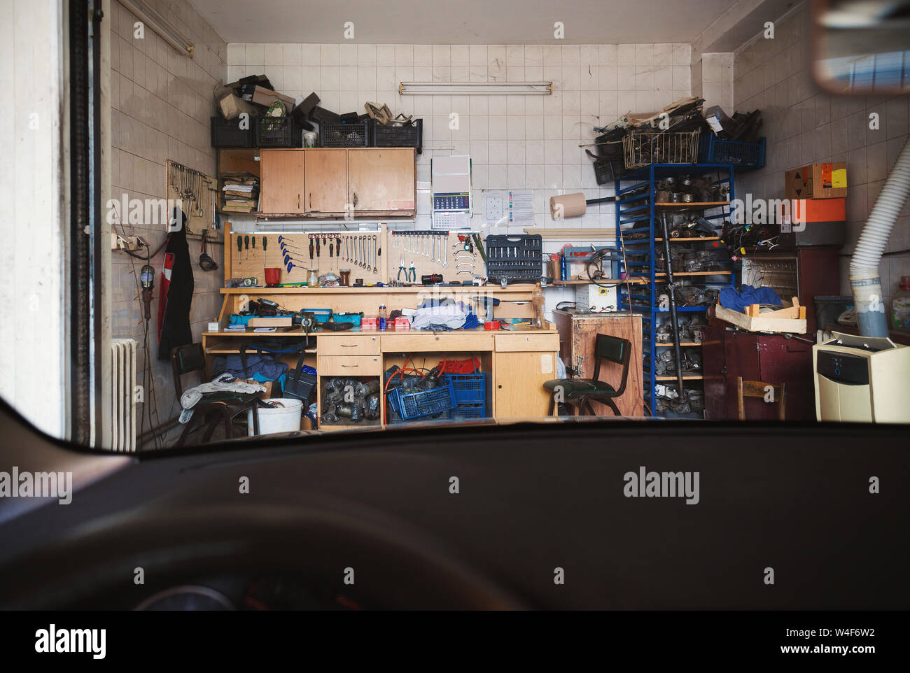 Vari strumenti per la riparazione auto, scena da officina. Foto Stock