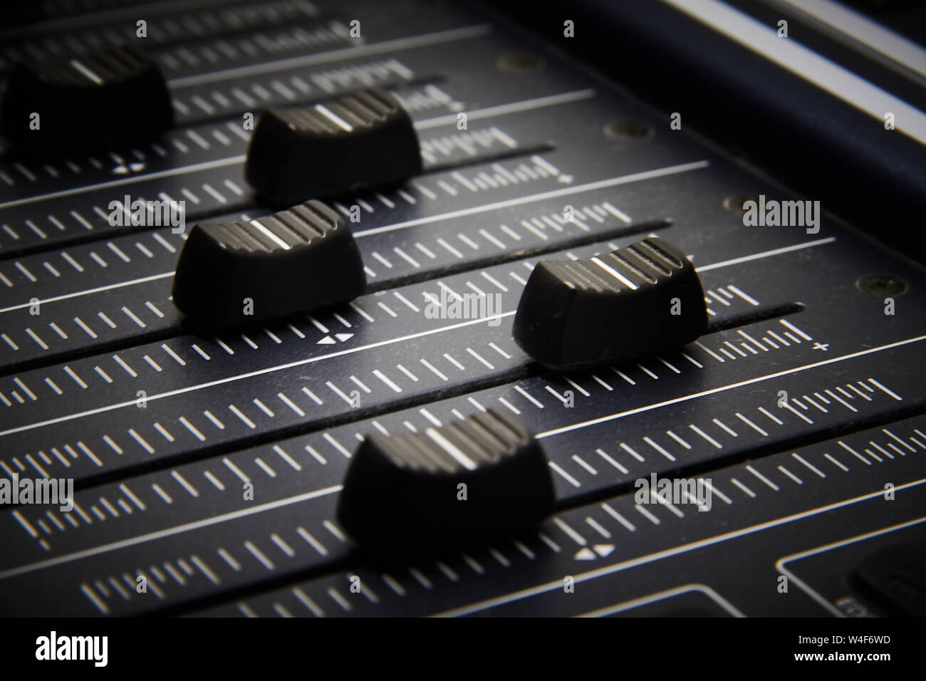 Mixer Audio, miscelazione desk controlla e fader, musica console di mixaggio con effetti degradato per striscioni e sfondi Foto Stock