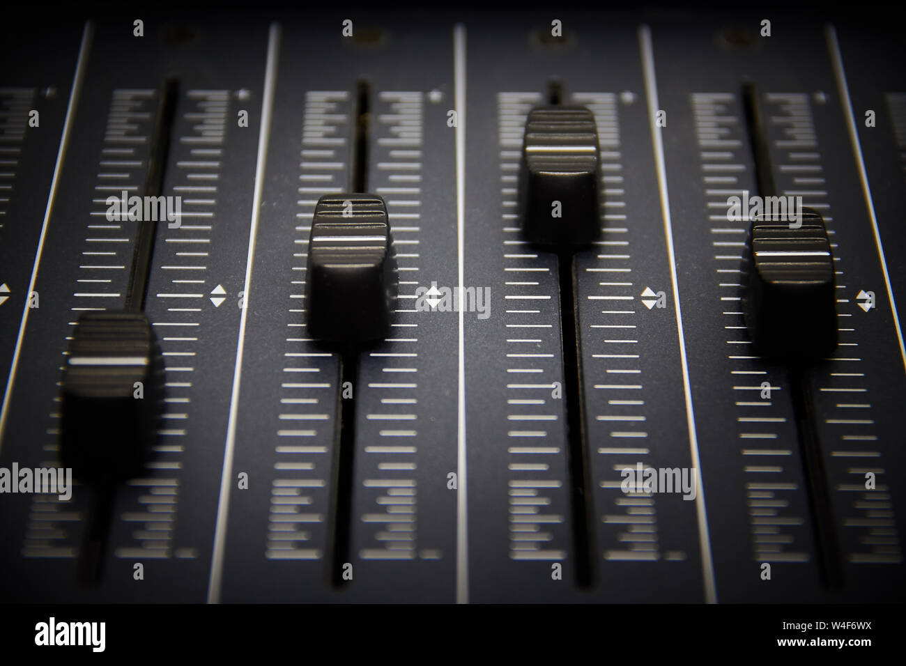Mixer Audio, miscelazione desk controlla e fader, musica console di mixaggio con effetti degradato per striscioni e sfondi Foto Stock
