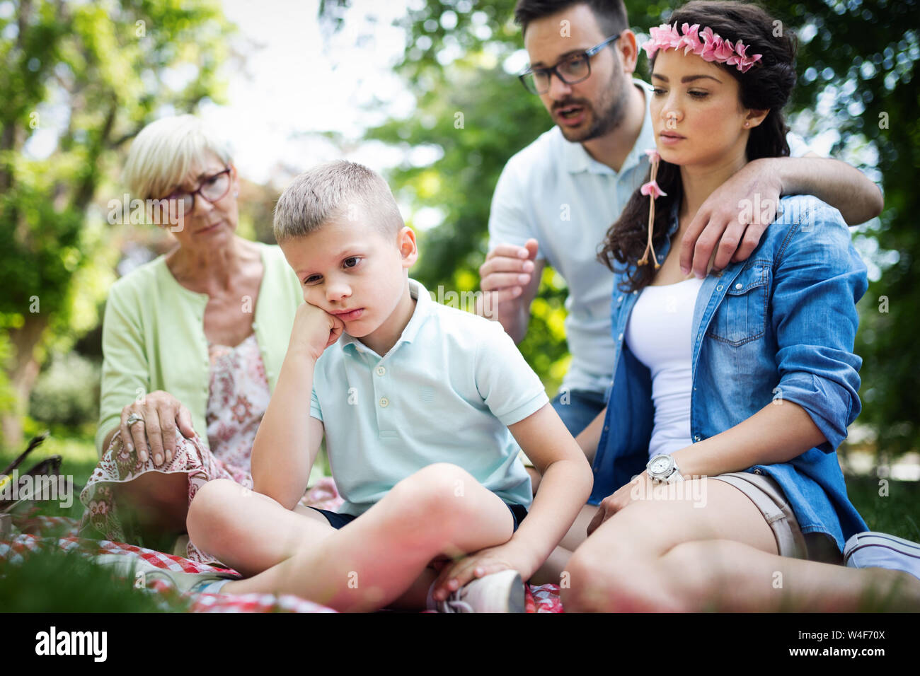 Famiglia consolante piccolo figlio testardo e la gestione delle emozioni Foto Stock