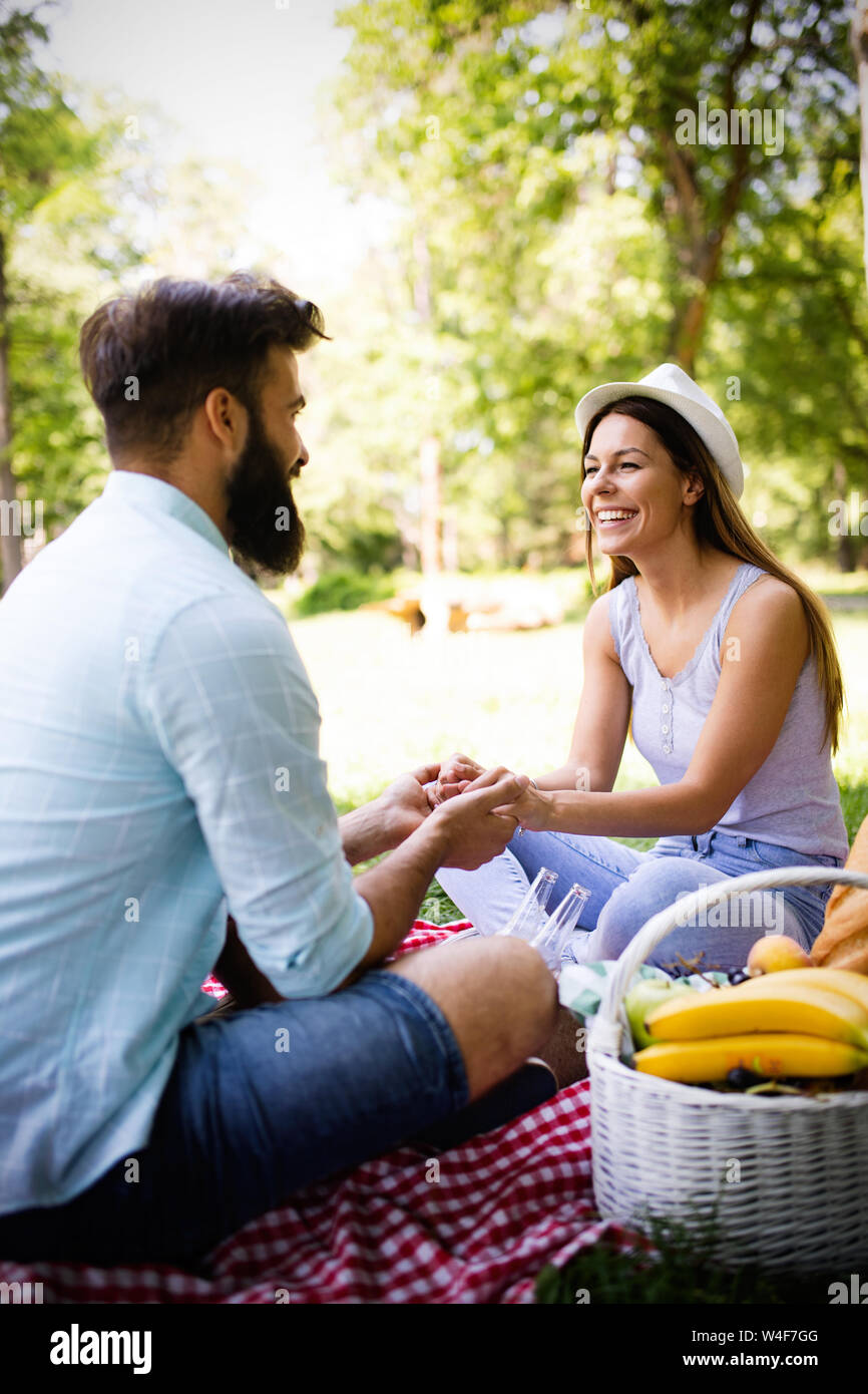 Felice coppia giovane godendo picnic nel parco. Foto Stock