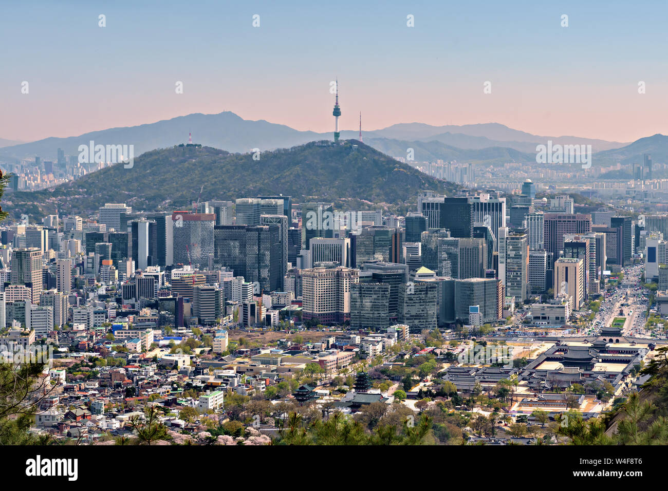La torre di Namsan, circondato da moderni grattacieli e antico tempio e case nel centro di Seoul, Corea del Sud Foto Stock