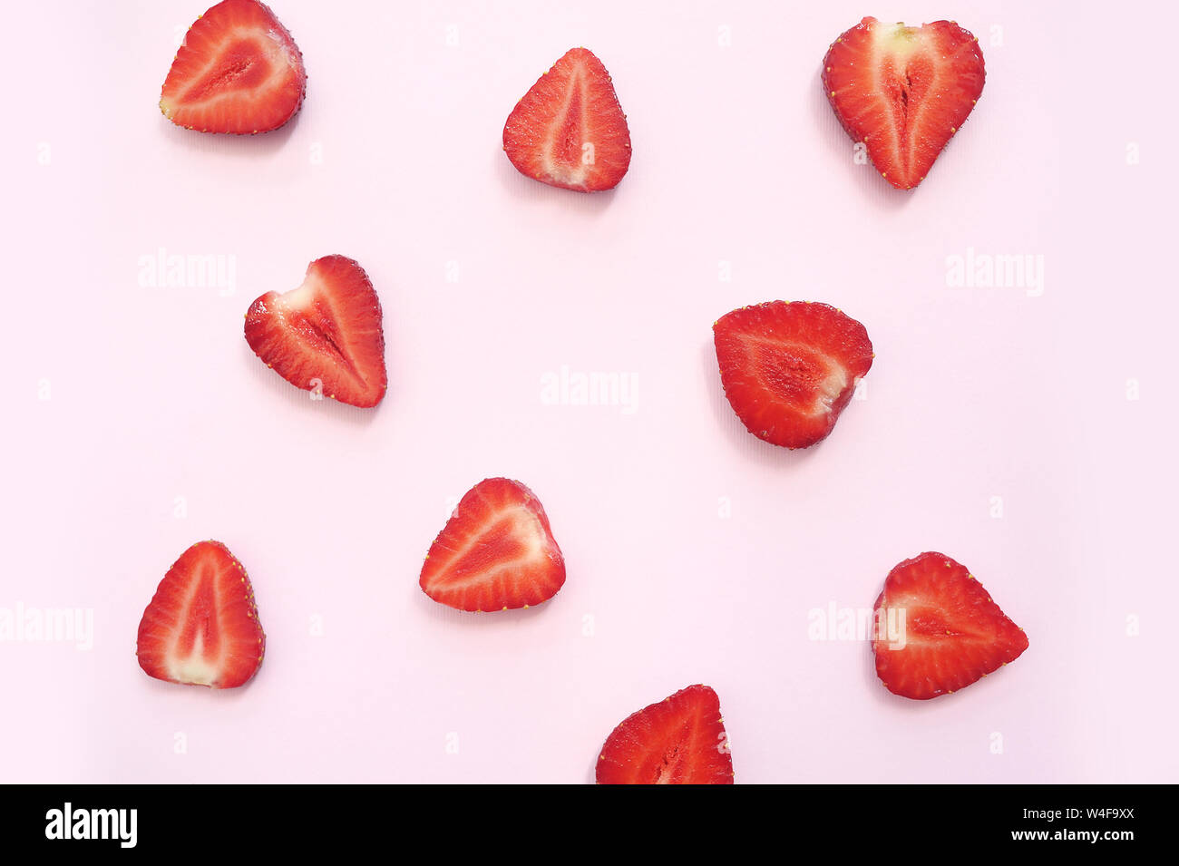 Fetta di fragola rossa texture di sfondo. Vista dall'alto. Concetto di estate alimenti eco Foto Stock