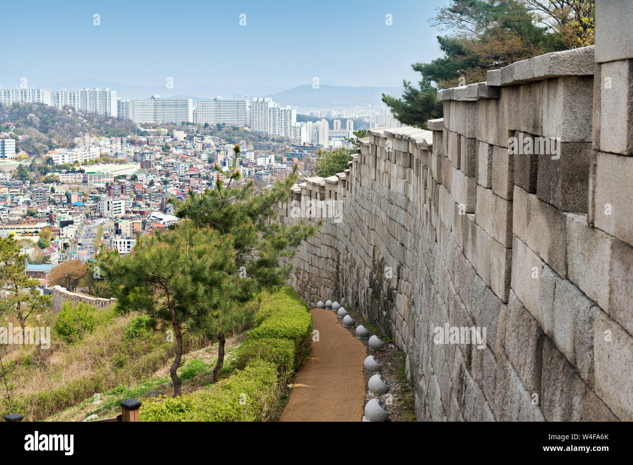 Hanyangdoseongr,l'Seoul City Wall è una serie di pareti di pietra, legno e altri materiali, costruito nel 1396 per proteggere la città contro gli invasori, Foto Stock