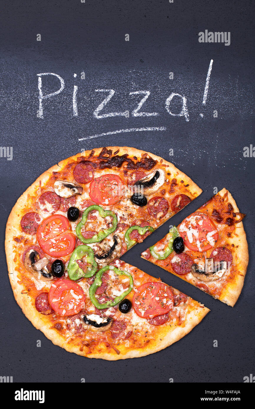 Pizza sulla lavagna con la parola Pizza scritti in gesso. Foto Stock