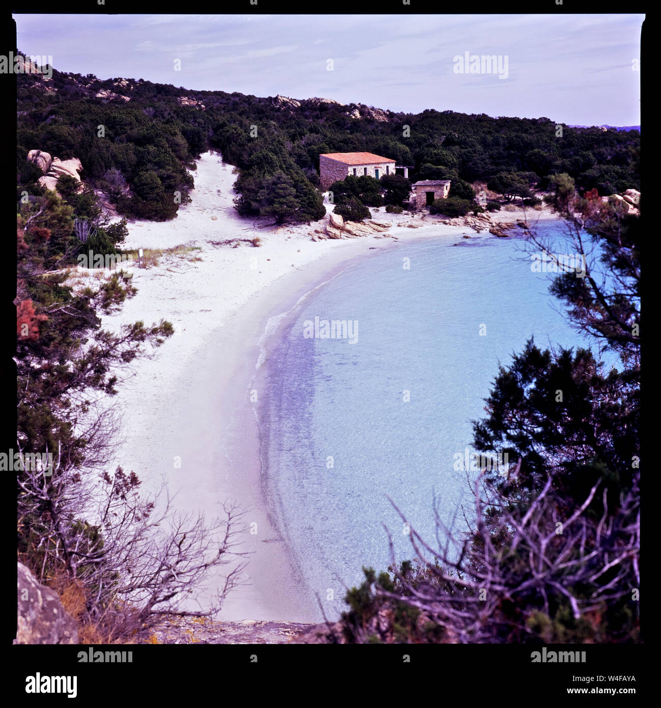 Cala Granara spiaggia, mare blu e casa nell'isola di Spargi. Sardegna. Italia Foto Stock