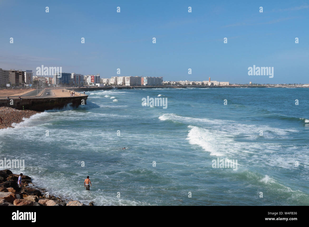 Città, embankment e oceano. Casablanca, Marocco Foto Stock