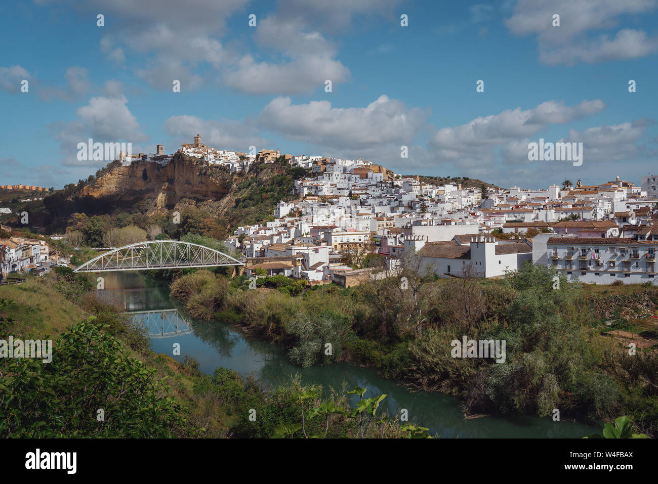 Arcos de la Frontera e Guadalete Fiume - la provincia di Cadiz Cadice, Andalusia, Spagna Foto Stock