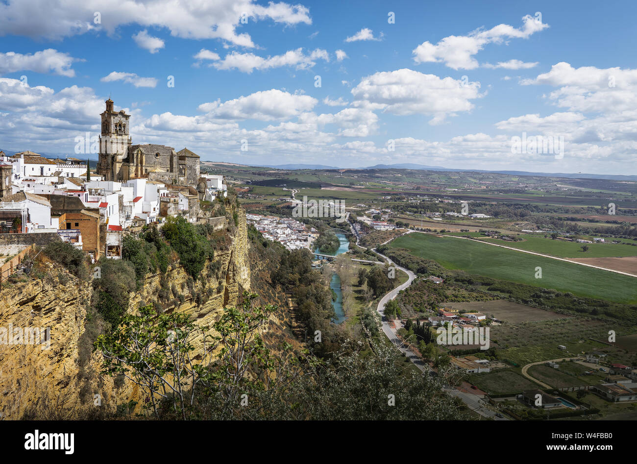 Vista aerea di Arcos de la Frontera con Santa Maria la Chiesa parrocchiale - La provincia di Cadiz Cadice, Andalusia, Spagna Foto Stock