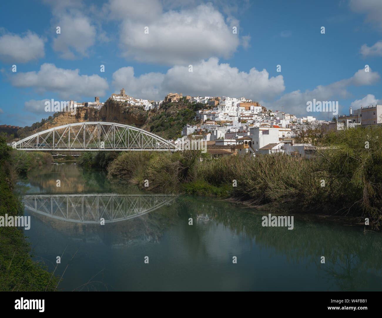 Arcos de la Frontera e Guadalete Fiume - la provincia di Cadiz Cadice, Andalusia, Spagna Foto Stock