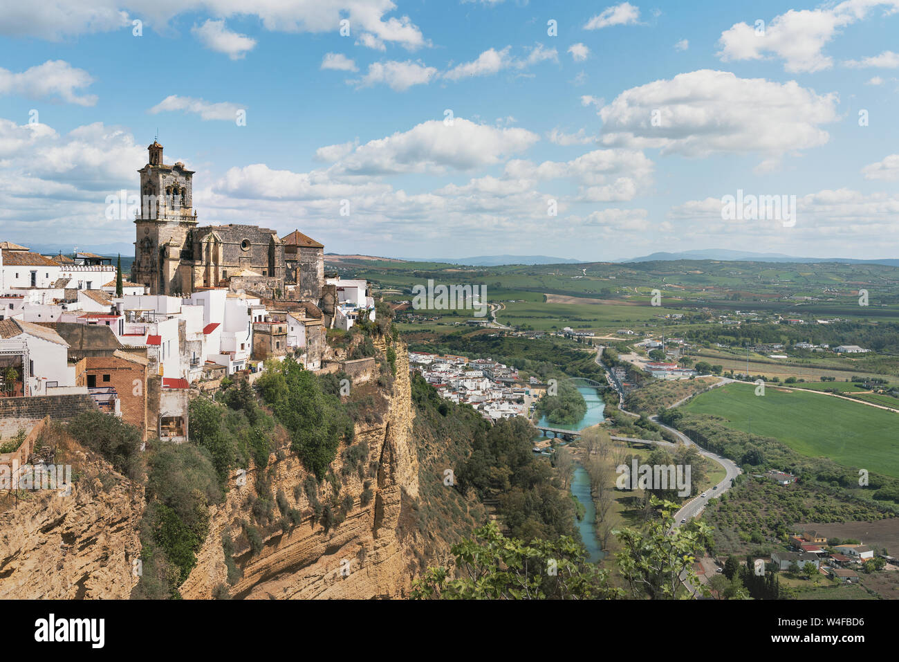 Vista aerea di Arcos de la Frontera con Santa Maria la Chiesa parrocchiale - La provincia di Cadiz Cadice, Andalusia, Spagna Foto Stock