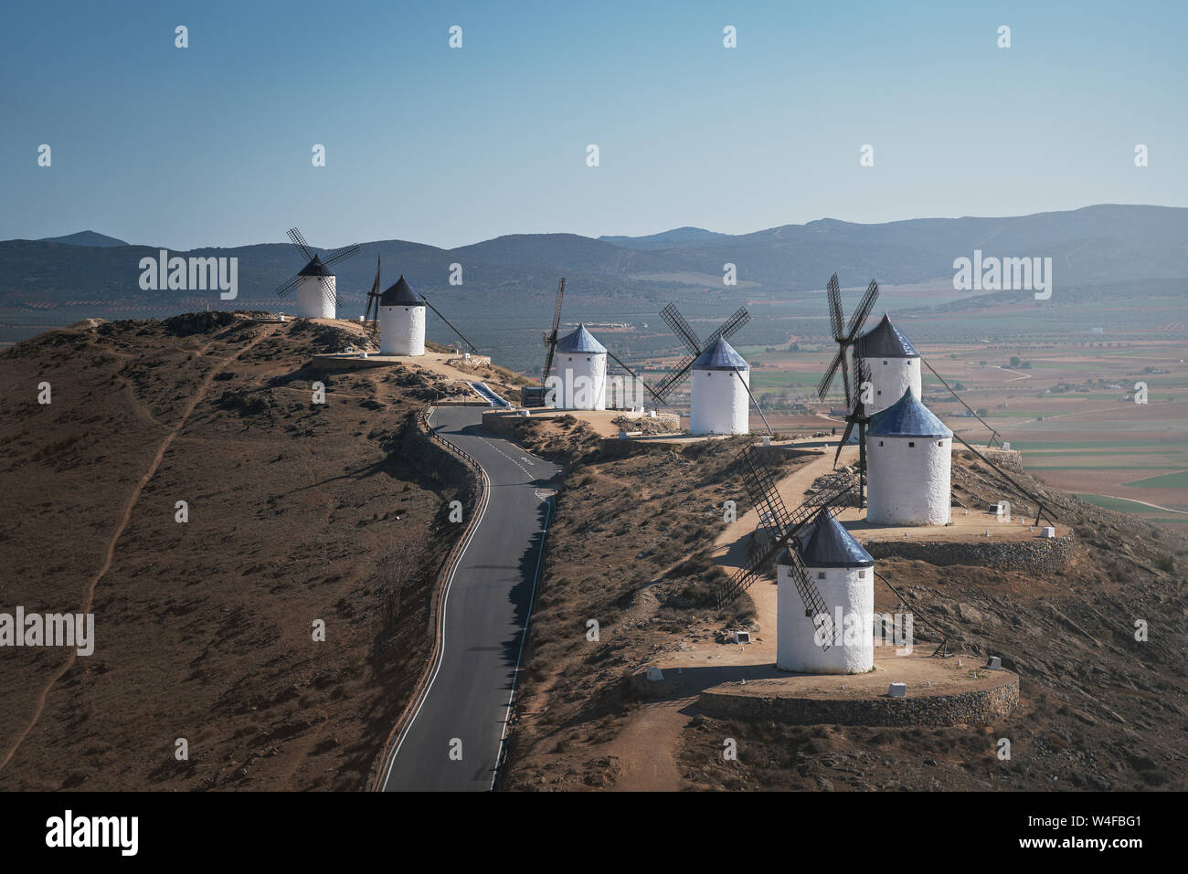 Vista aerea di Consuegra mulini a vento di La Mancha, famoso per Don Chisciotte storie - Toledo, Castila La Macha, Spagna Foto Stock