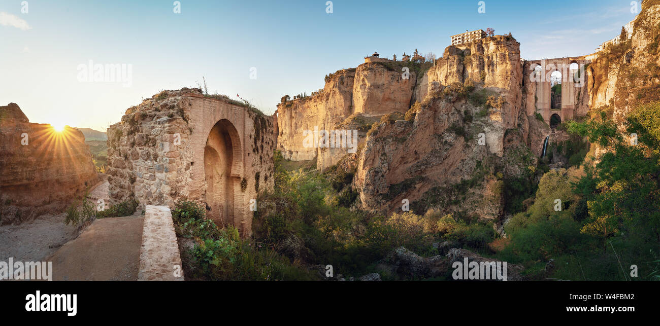 Vista panoramica di Ronda Puente Nuevo Bridge al tramonto - Ronda, provincia di Malaga, Andalusia, Spagna Foto Stock