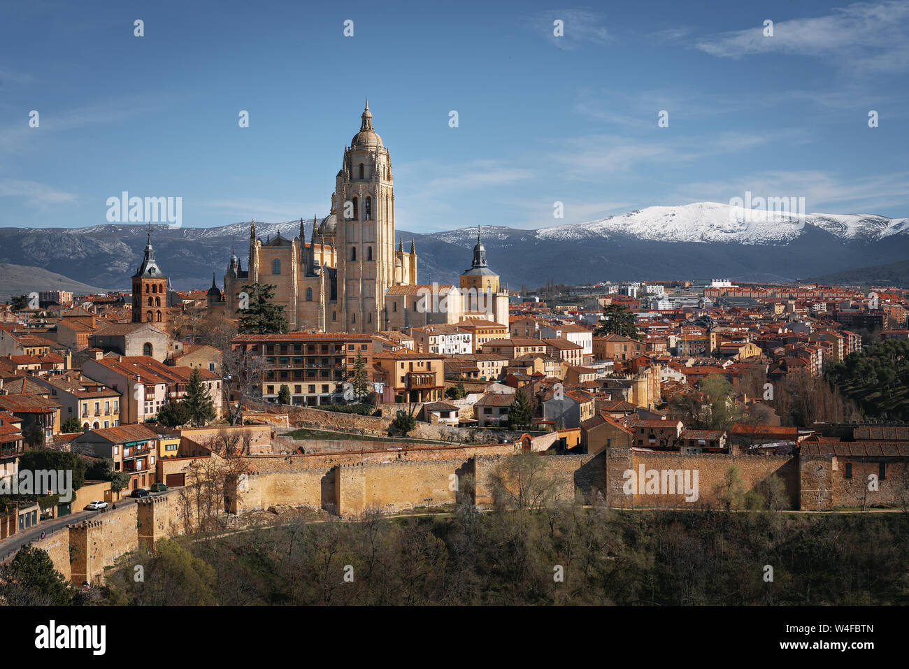 Vista aerea di Segovia skyline con la cattedrale e le mura della città - Segovia Castiglia e Leon, Spagna Foto Stock