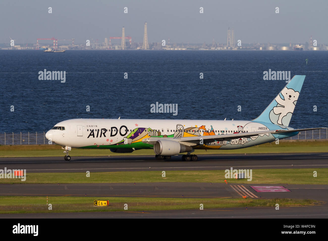 Un aereo di linea Boeing 767-381 gestito da una compagnia aerea regionale, Air Do all'aeroporto Haneda di Tokyo, Giappone. Foto Stock