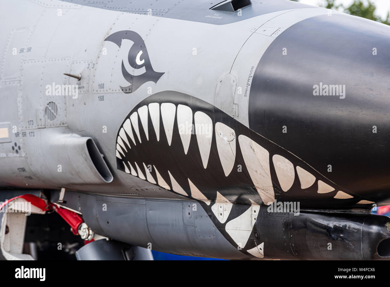 Turkish Air Force McDonnell Douglas F-4 Phantom a Royal International Air  Tattoo airshow, RAF Fairford, Cotswolds, UK. Bocca di squalo faccia artwork  Foto stock - Alamy