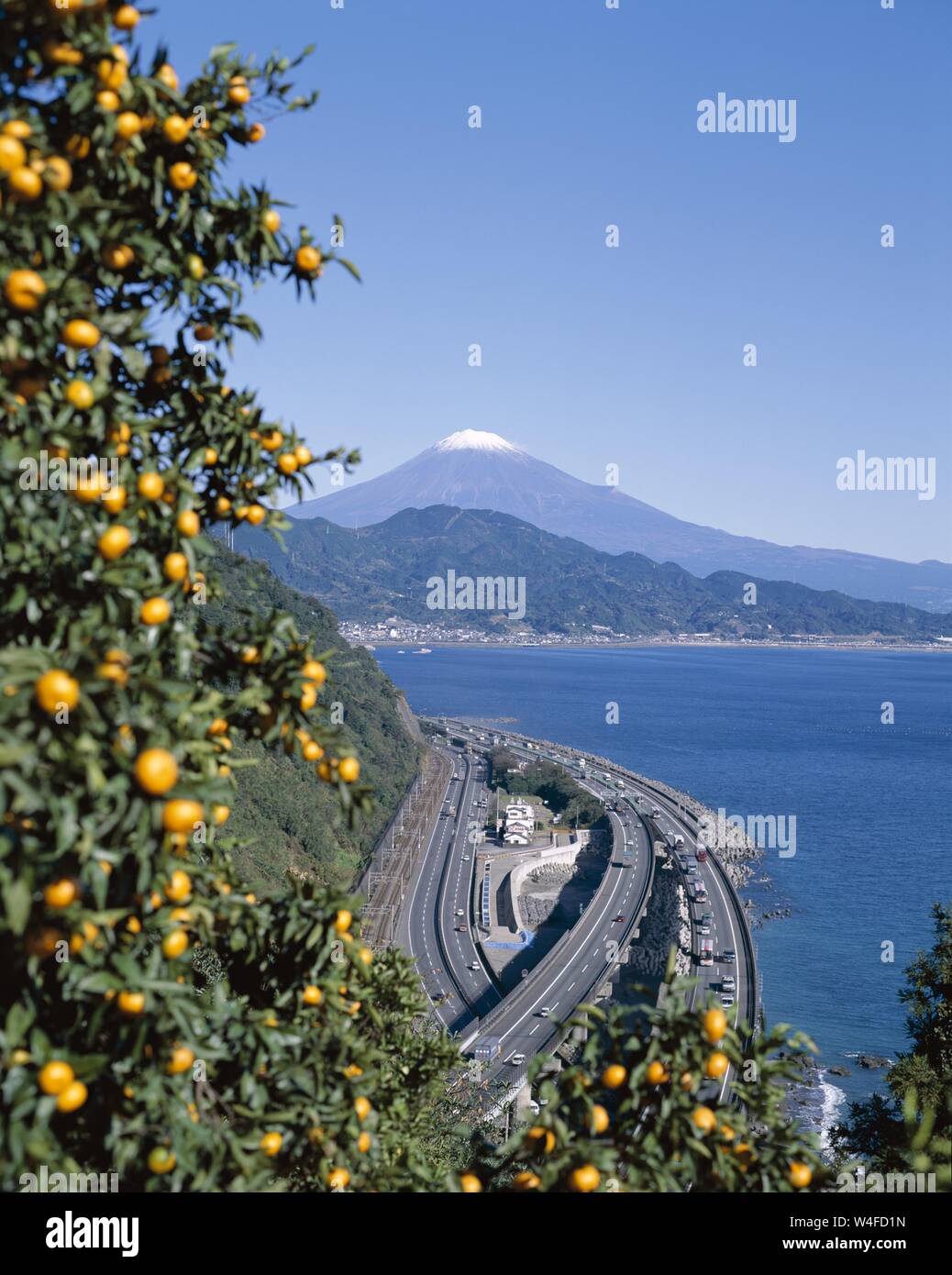 Giappone, Honshu, Prefettura di Yamanashi, cime innevate del Monte Fuji e autostrada costiera Foto Stock