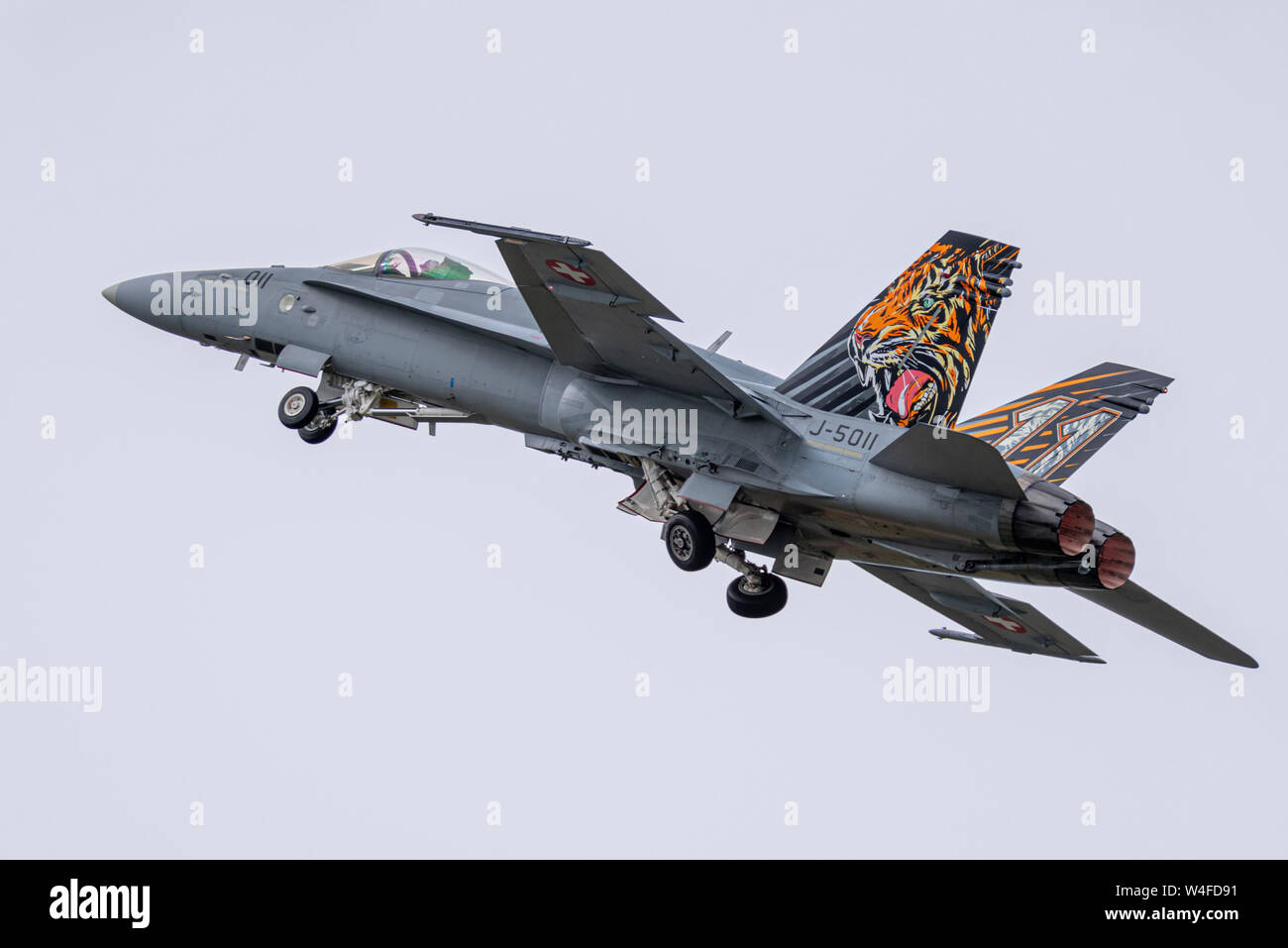 Aereo da caccia a reazione McDonnell Douglas F-18 Hornet della Swiss Air Force che vola al Royal International Air Tattoo Airshow, RAF Fairford, Regno Unito. Foto Stock