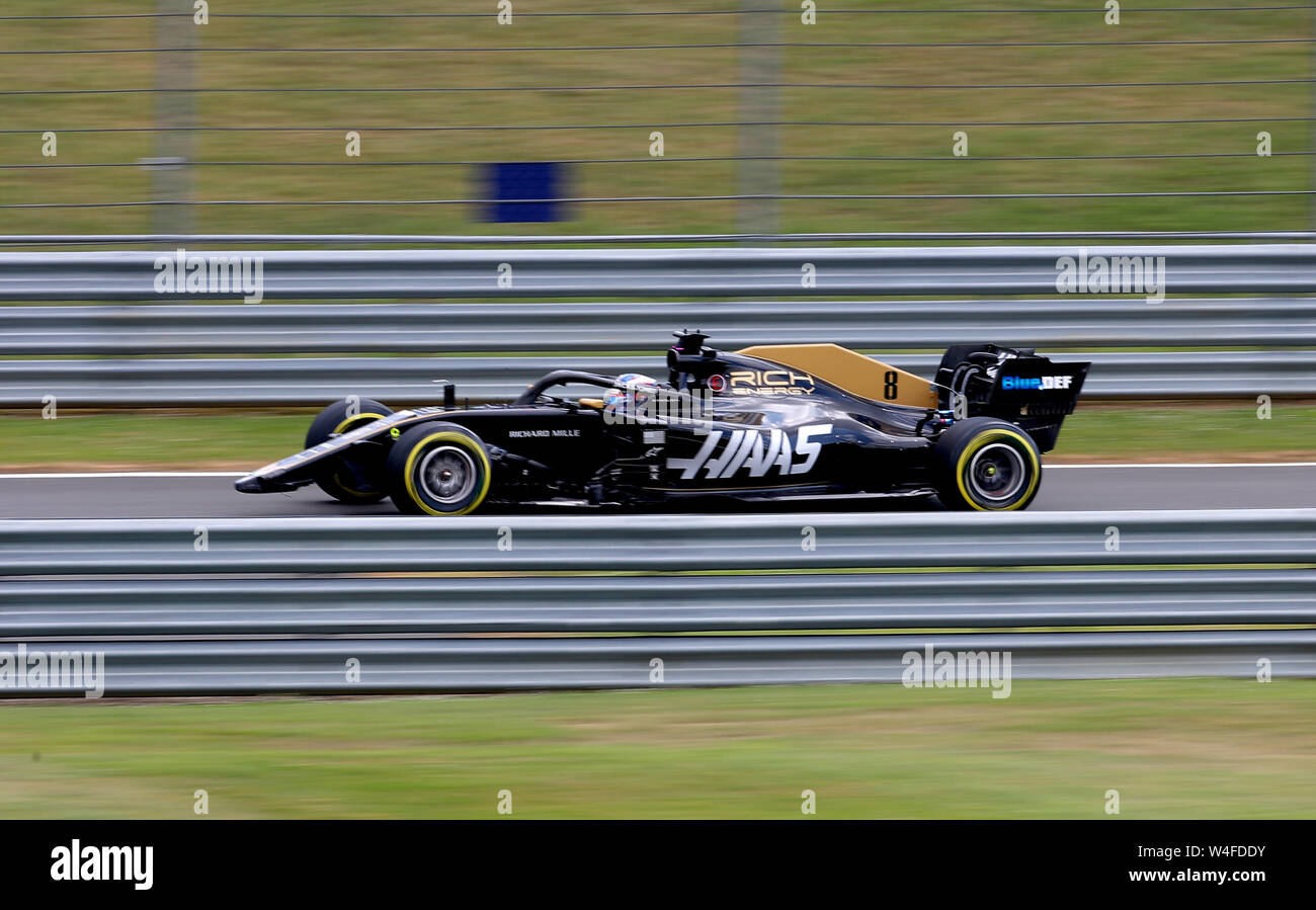 Haas F1 driver Romain Grosjean in azione durante le prove per il Gran Premio di Gran Bretagna a Silverstone, Towcester. Foto Stock