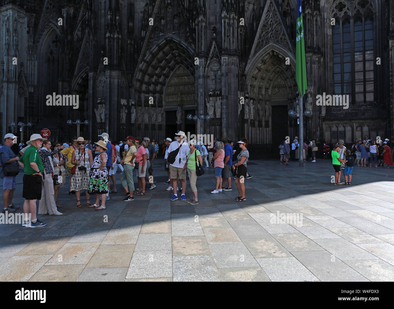 Colonia, Germania. 23 Luglio, 2019. I turisti riposare all'ombra di fronte alla cattedrale. Secondo il tedesco servizio meteo, un record di onda di calore è che interessano la Germania e colpire il West particolarmente duri. Credito: Oliver Berg/dpa/Alamy Live News Foto Stock