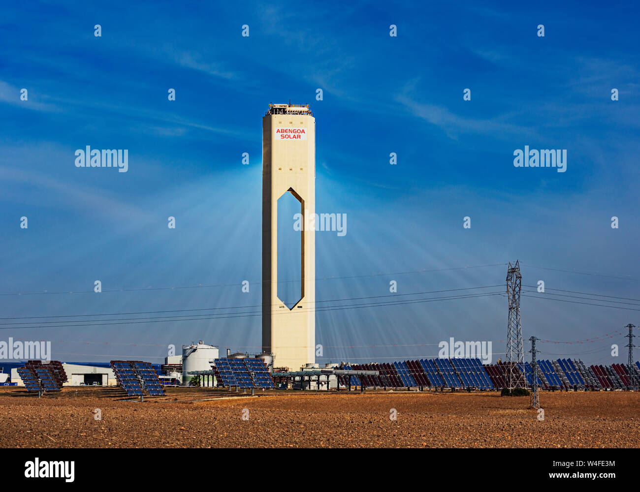 Solar power tower di PS10 centrale solare vicino a Siviglia, provincia di Siviglia, in Andalusia Spagna meridionale. Foto Stock