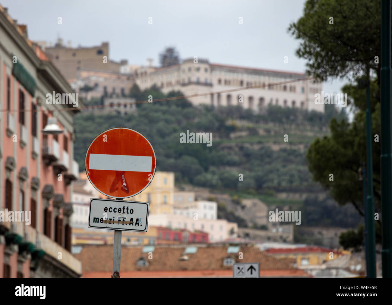 Italiano di colore rosso e bianco traffico segno di arresto su una strada del centro storico di Napoli. Foto Stock