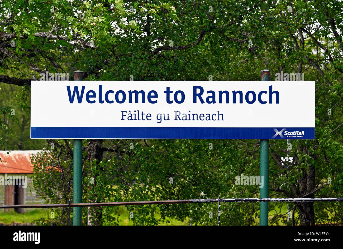 "Benvenuti a Rannoch Failte gu Raineach', segno a Rannoch stazione ferroviaria, Perth and Kinross, Scotland, Regno Unito, Europa. Foto Stock