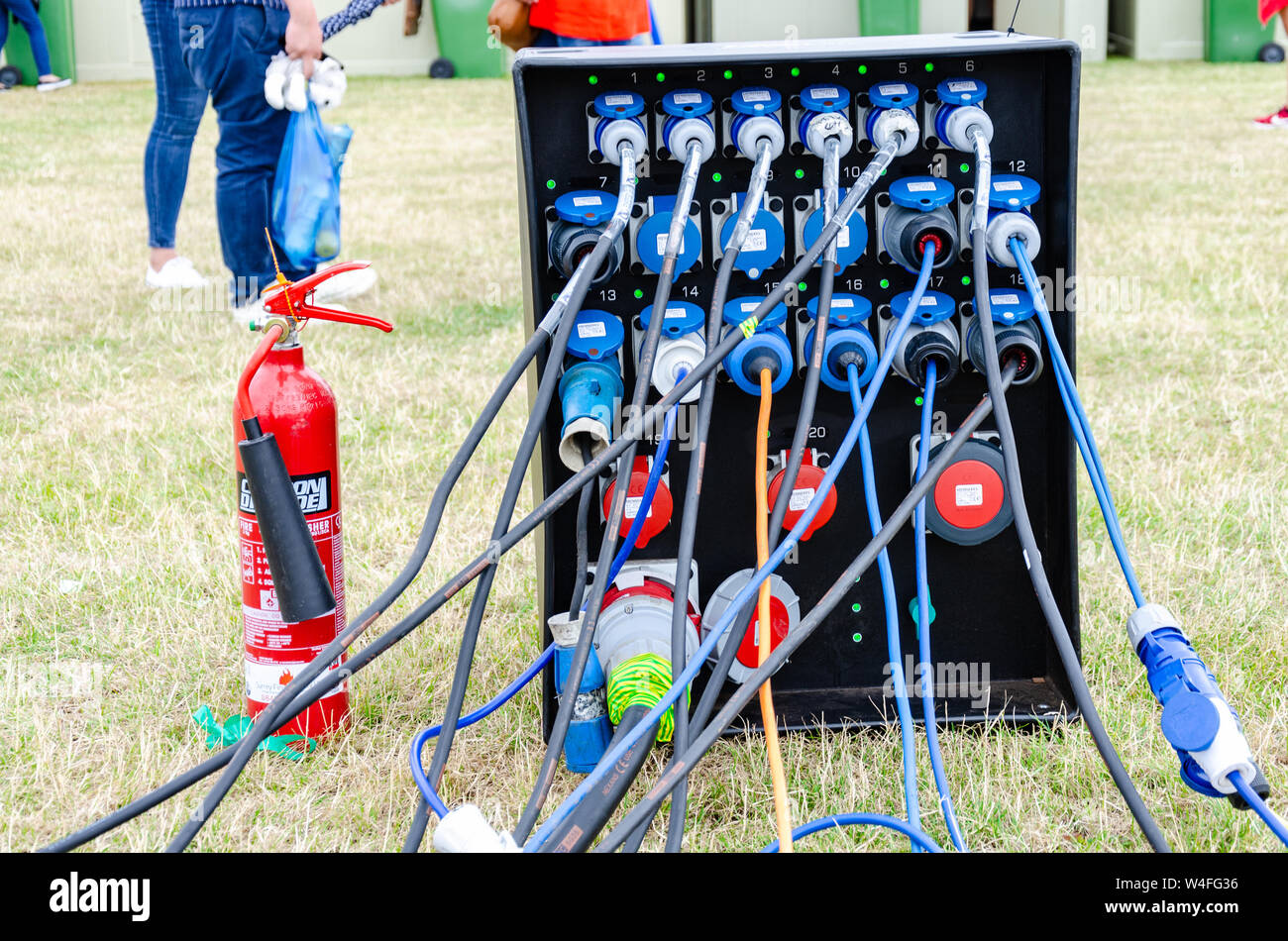 Una scatola di distribuzione alimentazione con cavi e connettori uscente da esso. Foto Stock