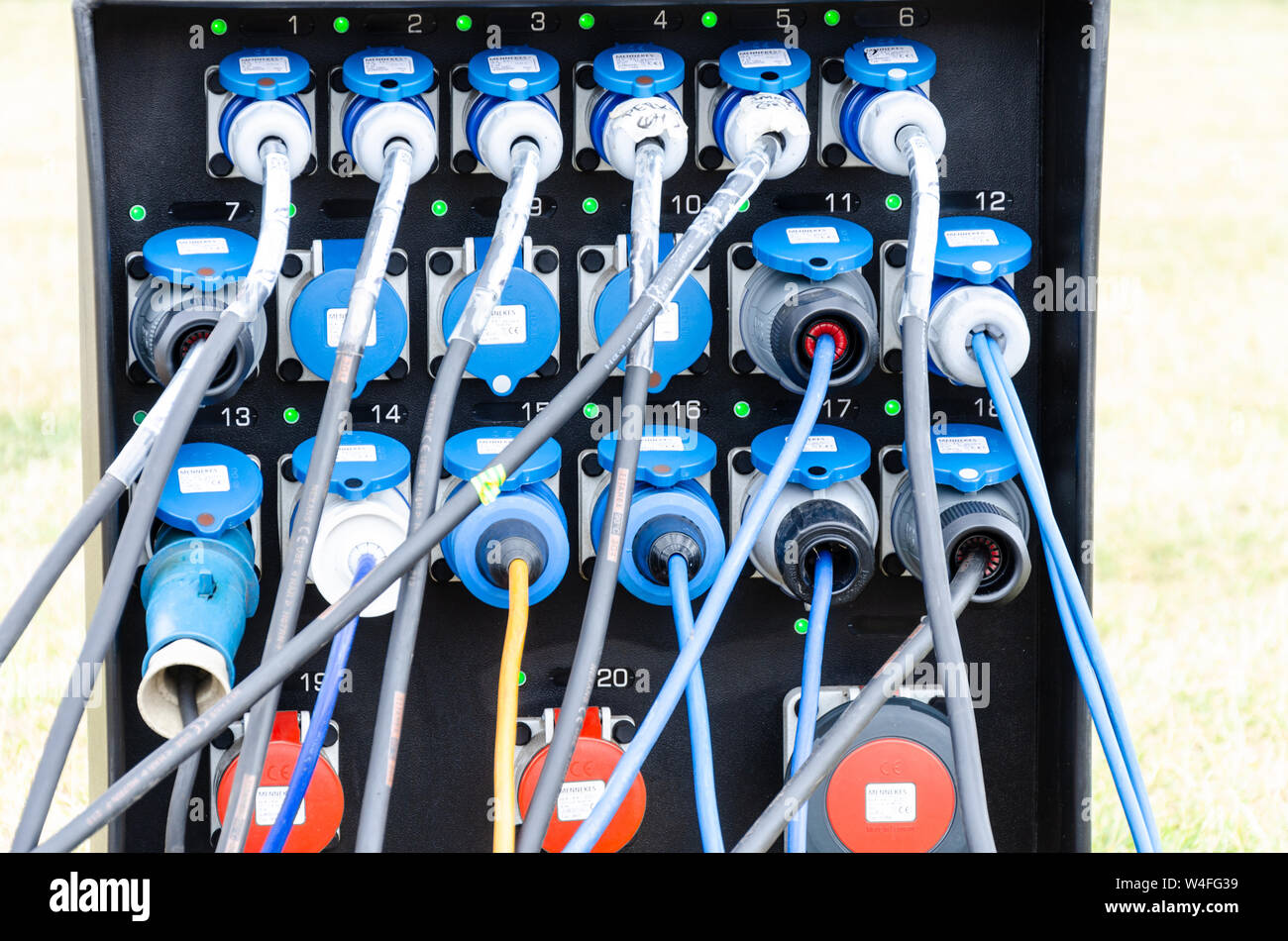 Una scatola di distribuzione alimentazione con cavi e connettori uscente da esso. Foto Stock
