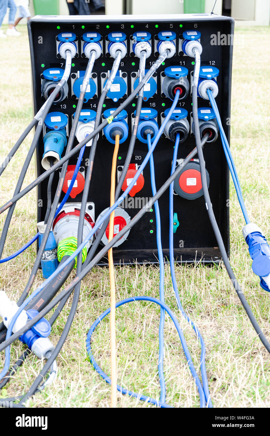 Una scatola di distribuzione alimentazione con cavi e connettori uscente da esso. Foto Stock