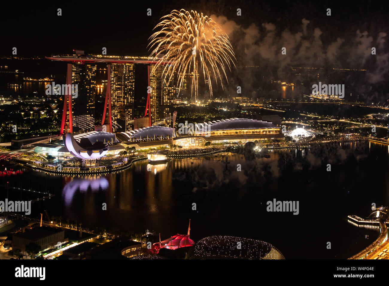 Spettacolari fuochi d'artificio Marina Bay Singapore Foto Stock