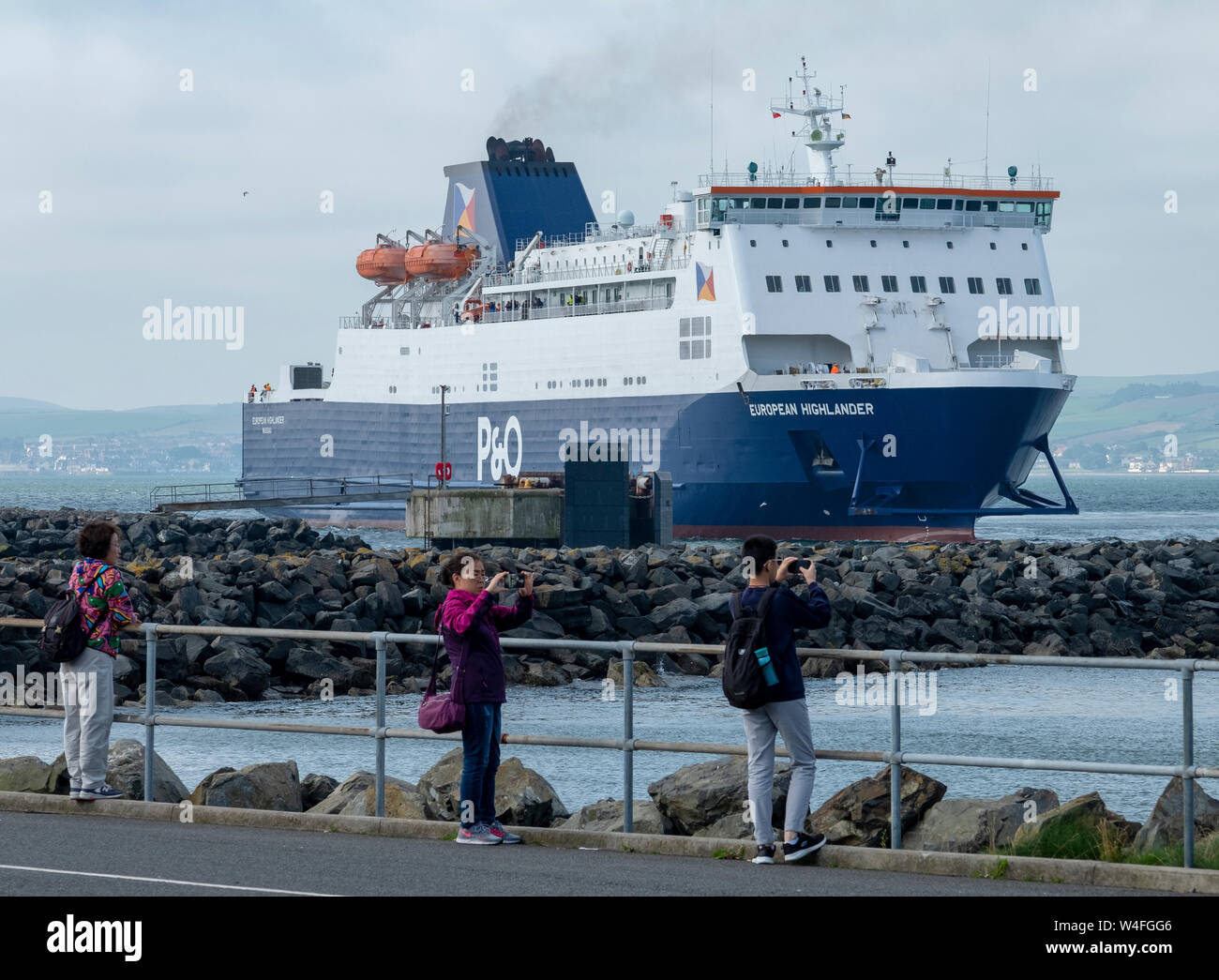 La P & O European Highlander attracco del traghetto a Cairnryan terminale Stranraer arrivando da Larne in Irlanda del Nord. Foto Stock