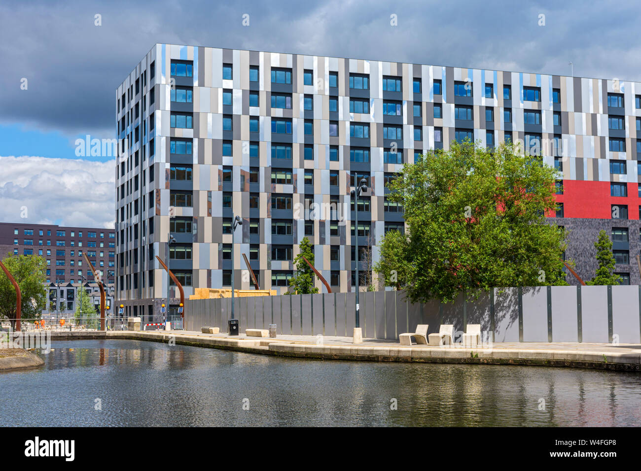 I Tessitori Quay blocchi di appartamenti in costruzione, dal nuovo quartiere di Islington marina, Ancoats, Manchester, Inghilterra, Regno Unito Foto Stock