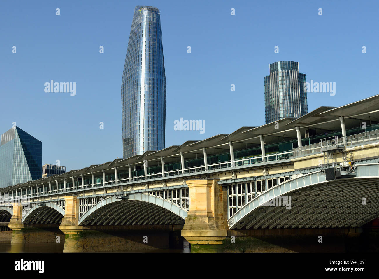 Uno Blackfriars, South Bank e Tower Blackfriars Railway Bridge, London, Regno Unito Foto Stock