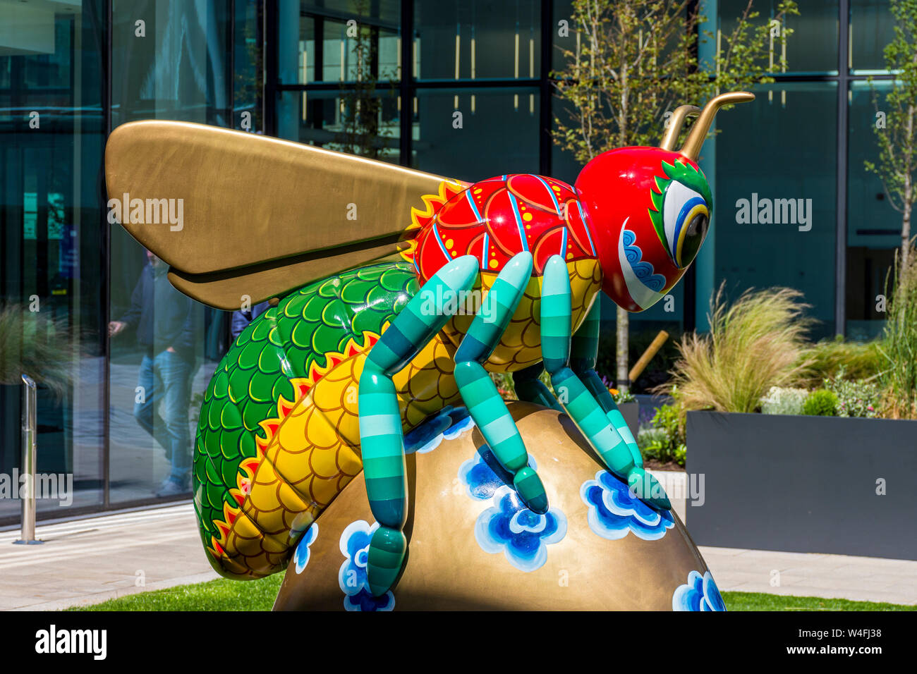 Beejing, da Jessica Perrin, uno dei Bee nella città sculture, al di fuori del Crown Plaza Hotel, Manchester University campus, England, Regno Unito Foto Stock