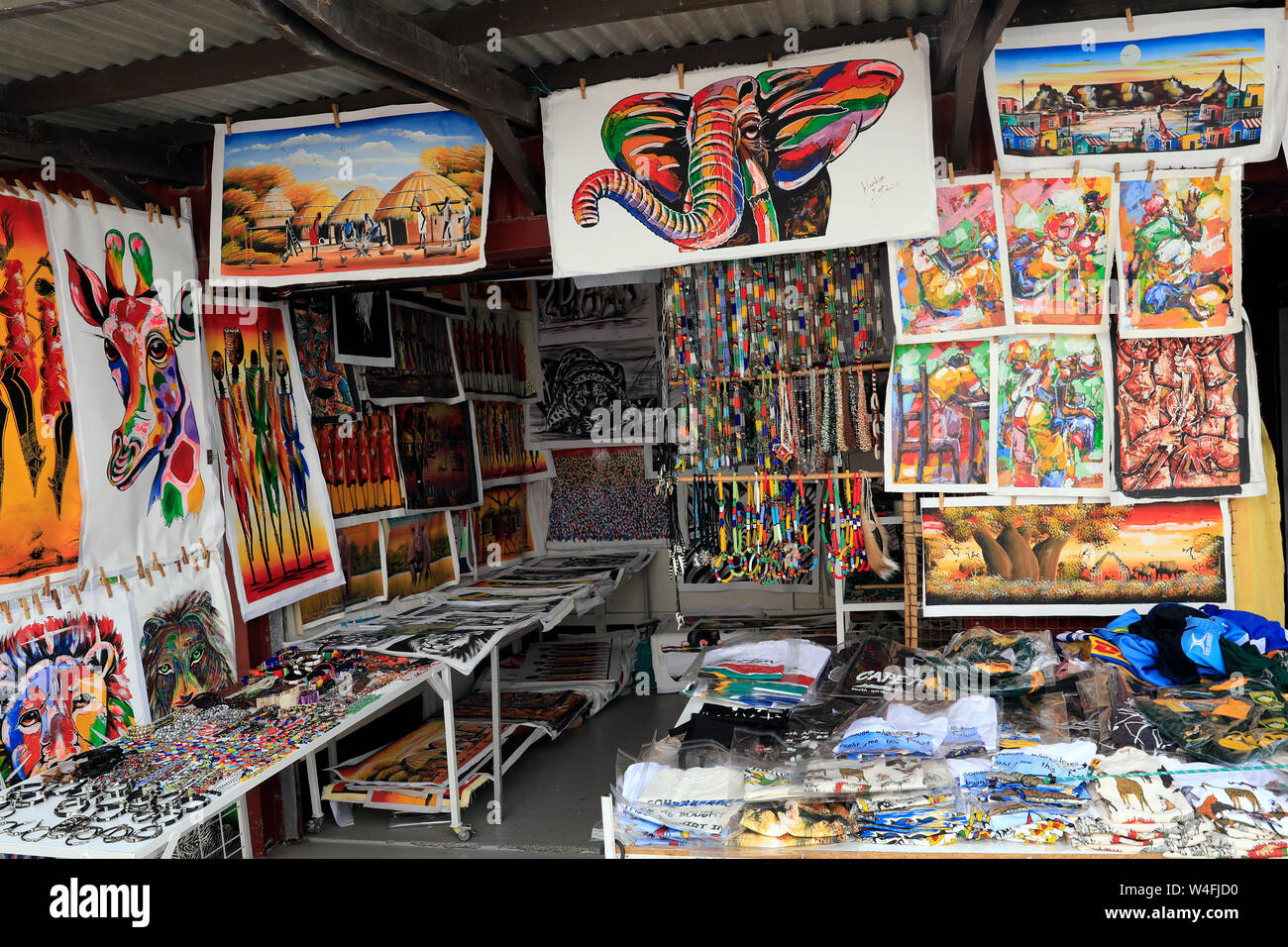 Africana di arti e mestieri in vendita nella piazza di marcatore, Hermanus, Overberg, Sud Africa. Foto Stock