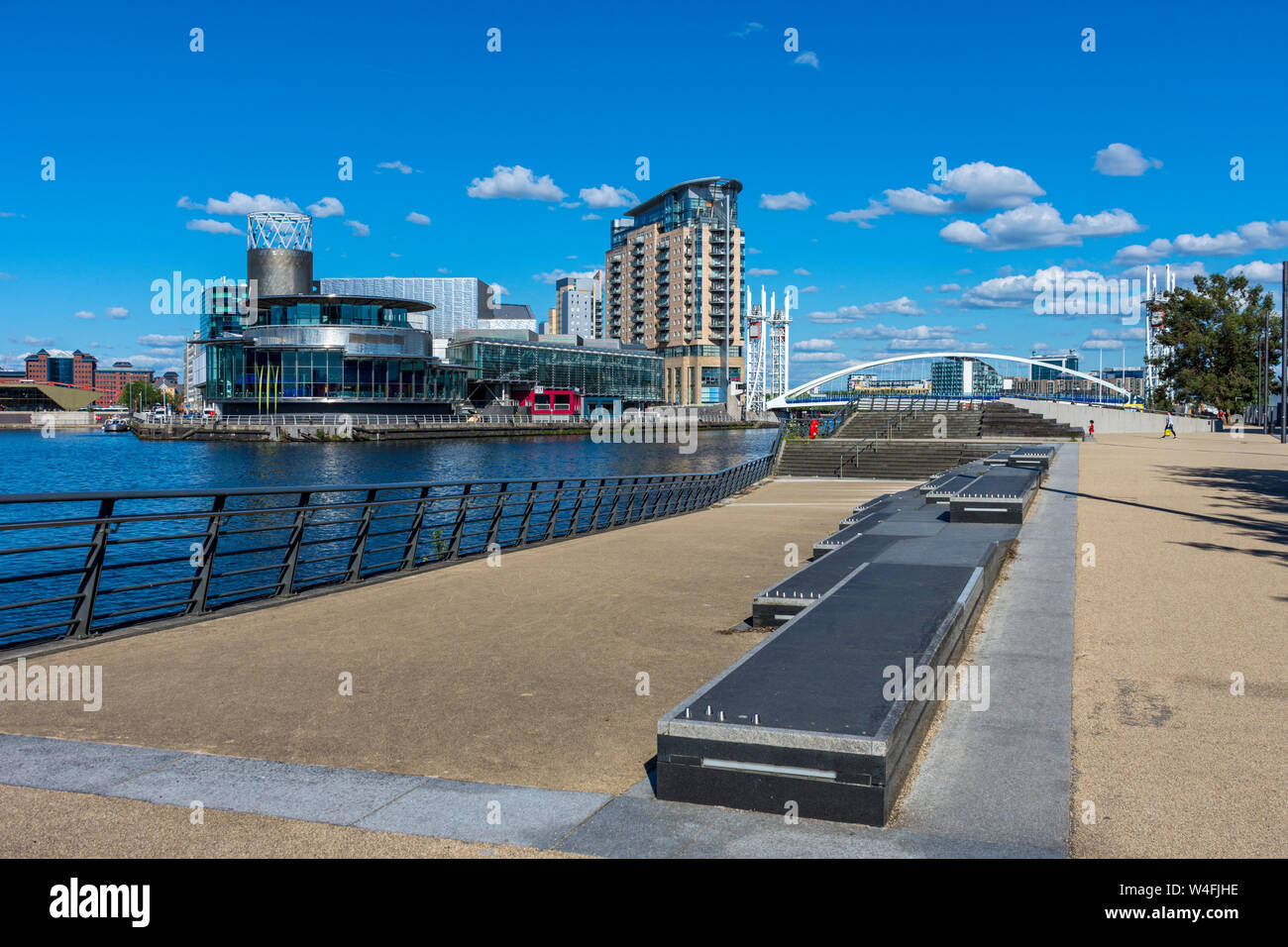 Il Lowry Arts Center, Imperial Point Blocco di appartamenti e il Millennium Bridge, oltre il Manchester Ship Canal, Salford Quays, Manchester, Regno Unito Foto Stock