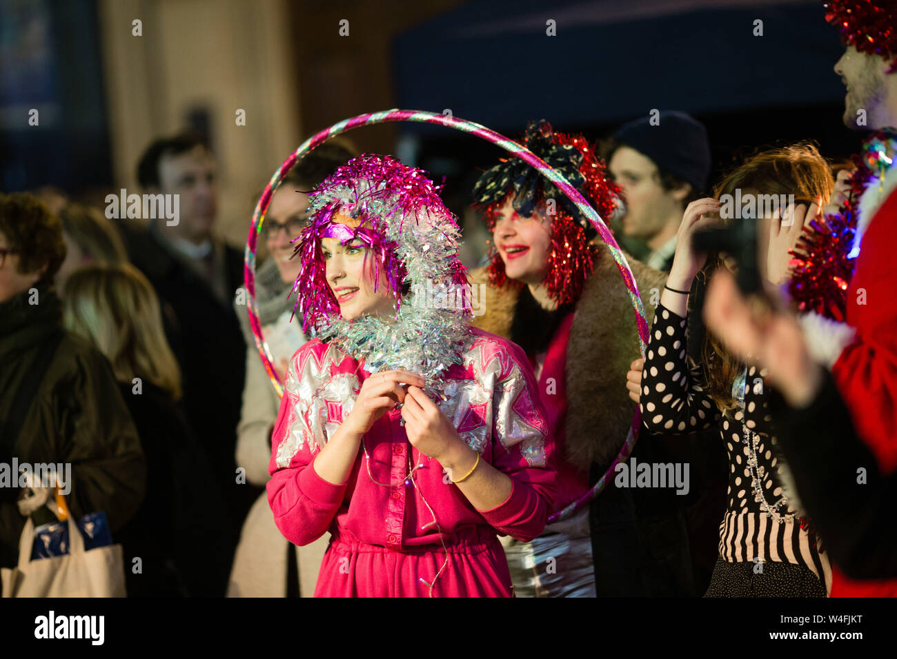 Performer di shiny headwear a Hatton Garden evento di Natale Foto Stock