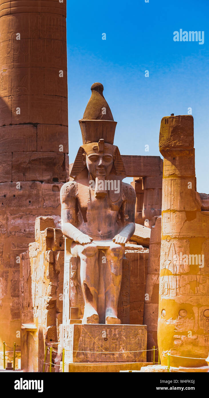Le statue e le colonne all'interno del tempio di Luxor in Egitto Foto Stock