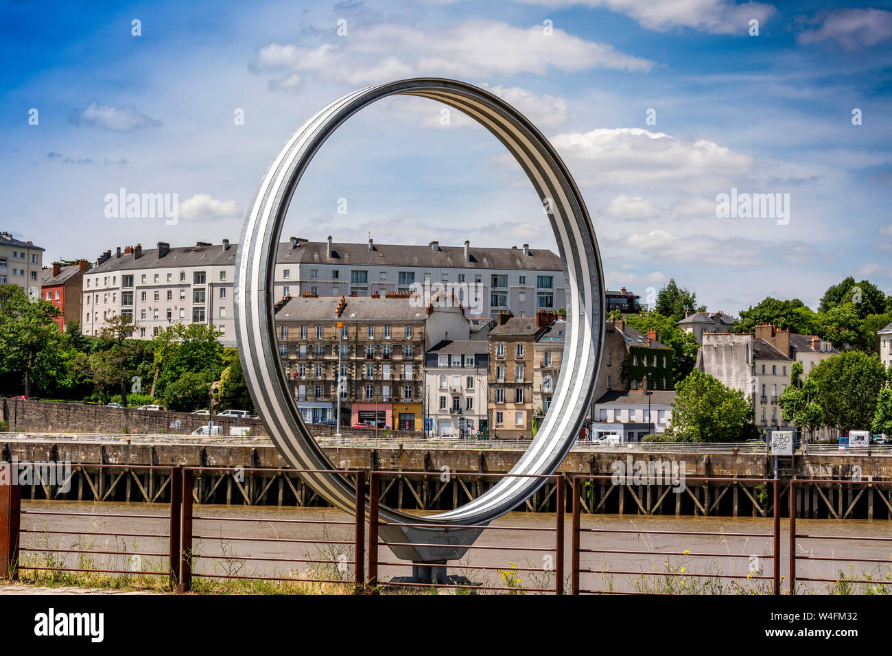 Nantes. Gli anelli "Les Anneaux' di Daniel Buren e Patrick Bouchain sul quai des Antilles. Loire Atlantique. Pays de la Loire. Francia Foto Stock