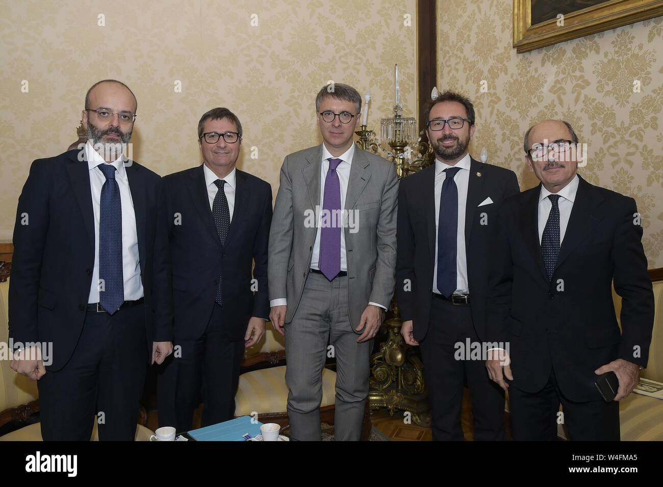 Roma, 27 novembre 2018 Francesco Minisci (ANM), David Ermini, Raffaele Cantone (ANAC), Alfonso Bonafede e Federico Cafiero De Raho durante il rinnovo della carta di intenti tra MIUR, Ministero della giustizia, CSM, ANAC, DNA e l'ANM ph . © Luigi Mistrulli (Luigi Mistrulli/fotogramma, Roma - 2018-11-27) ps la foto può essere utilizzato nel rispetto del contesto in cui è stato preso e senza intento diffamatorio del decoro delle persone rappresentate (Luigi Mistrulli/fotogramma, foto repertorio - 2019-07-23) p.s. la foto e' utilizzabile nel rispetto del contesto in cui e' stata scattata, e sen Foto Stock
