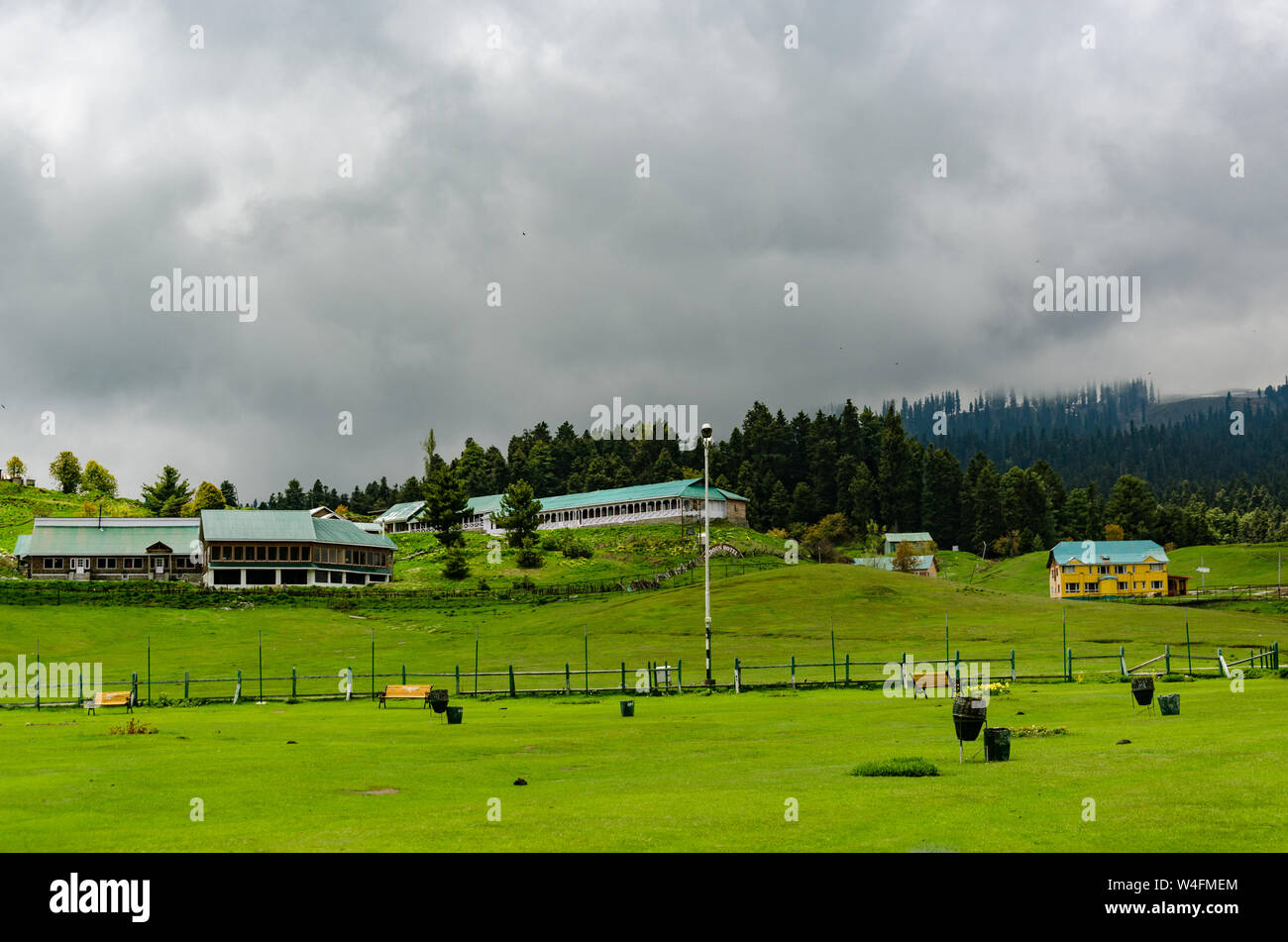 Bella e lussureggiante paesaggio verde in un giorno nuvoloso in Gulmarg, Jammu e Kashmir in India. Il Kashmir è anche conosciuta come la Svizzera dell'India. Foto Stock