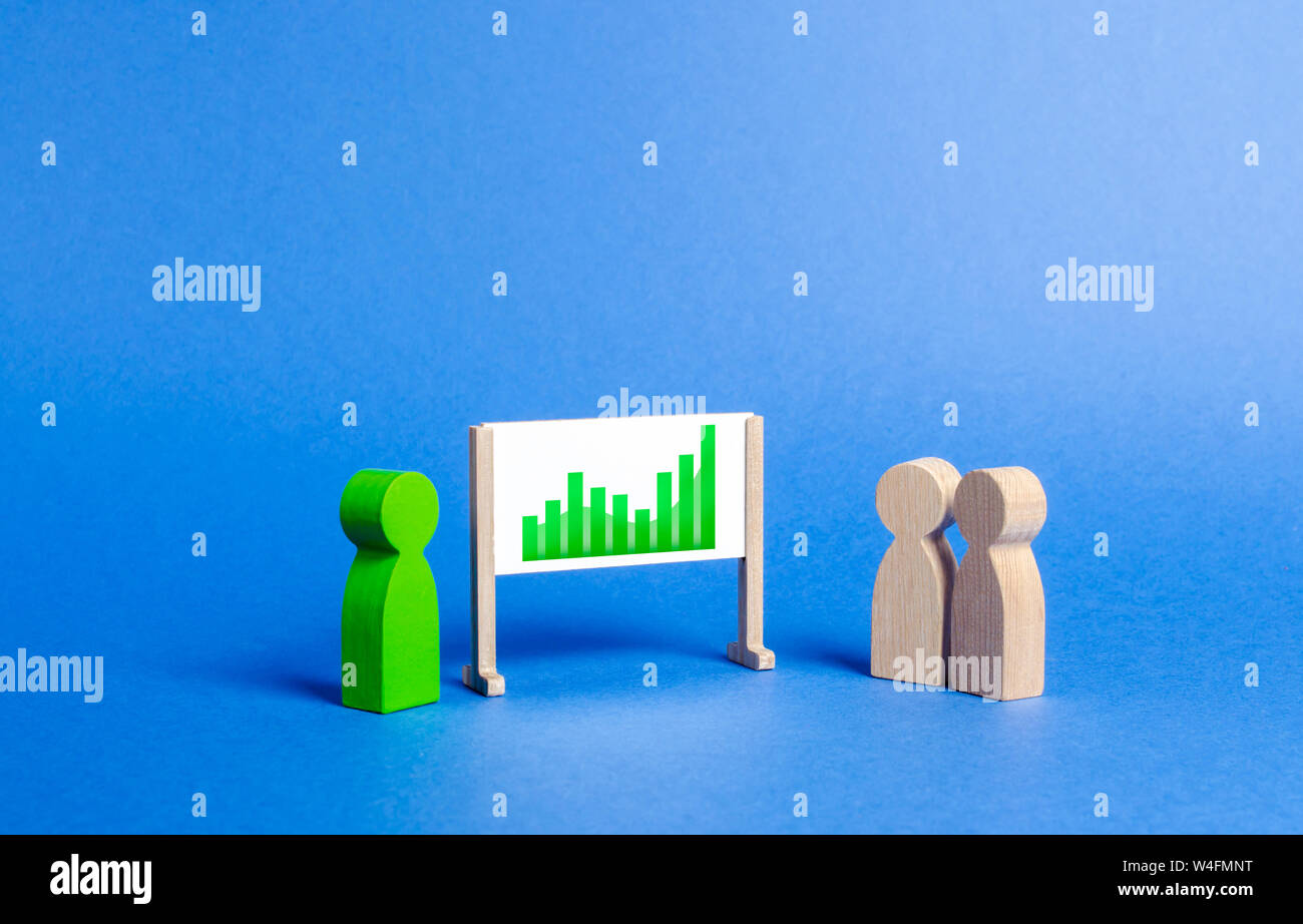 Leader rende una presentazione per i dipendenti. Meeting aziendali e processi, trend di crescita positivo, buone prestazioni economiche. Relazione e strategia devel Foto Stock