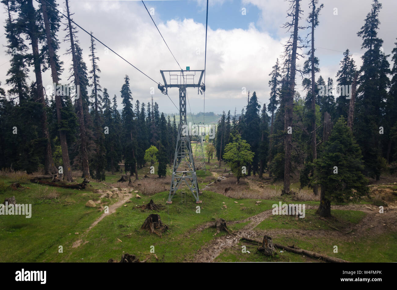 Vista dalla prima fase di Gulmarg giro in gondola fino a Kongdoori in Gulmarg, Jammu e Kashmir India Foto Stock