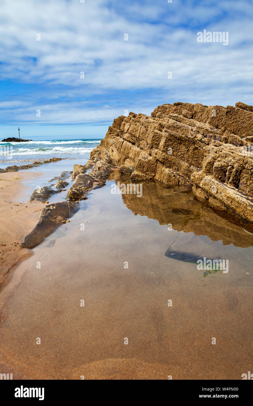 Formazione di roccia a Summerleaze Beach, Bude, a metà estate Foto Stock
