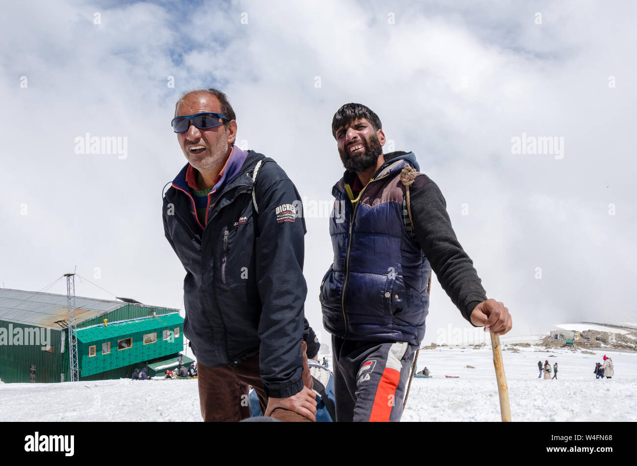 Gli estrattori di slitta a Gulmarg Gondola Fase 2 / Apharwat picco, Gulmarg, Jammu e Kashmir India Foto Stock